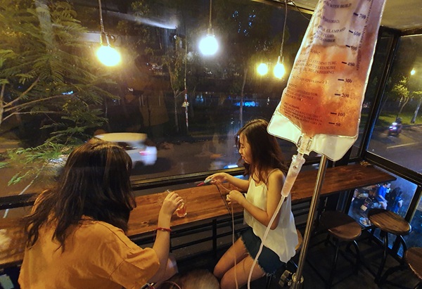 ảnh chế truyền nước biển bằng bia.bak