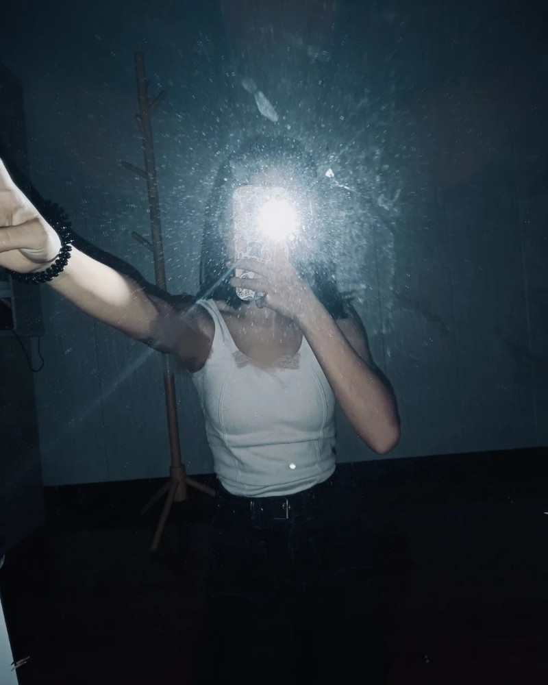 ảnh chụp body trước gương nữ