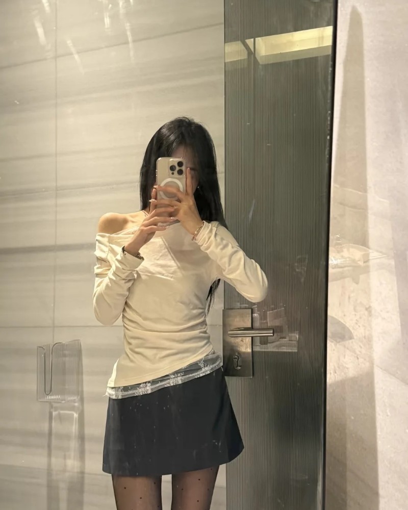 ảnh chụp trước gương che mặt nữ 12