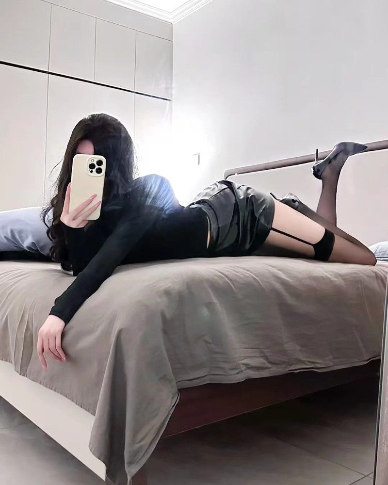 ảnh chụp trước gương che mặt nữ 19