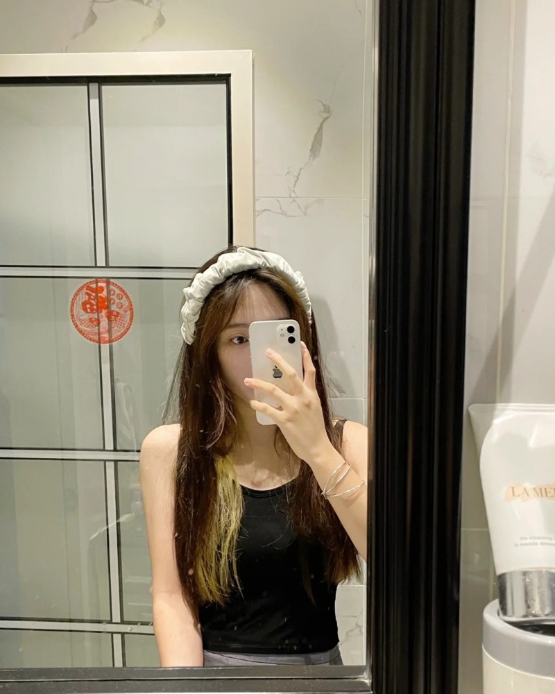 ảnh chụp trước gương che mặt nữ 22