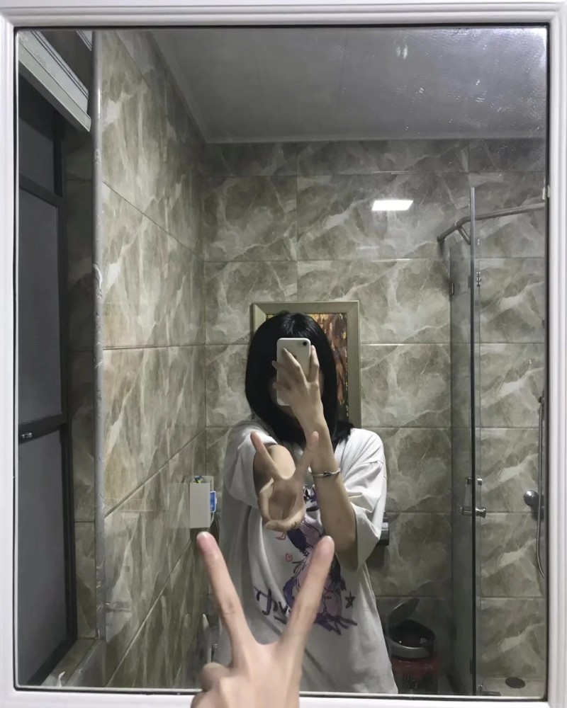 ảnh chụp trước gương che mặt nữ 3