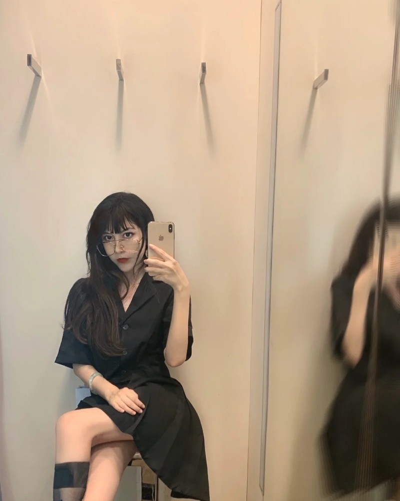 ảnh chụp trước gương che mặt nữ 30
