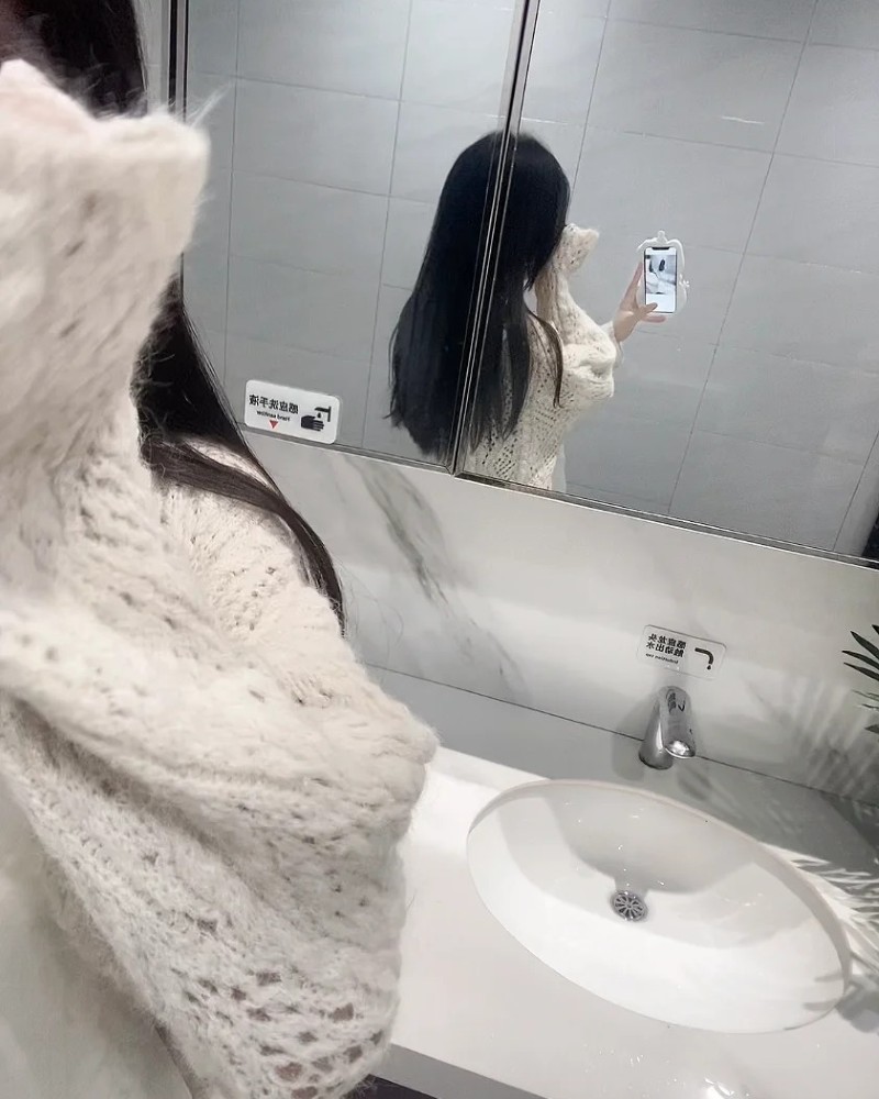 ảnh chụp trước gương che mặt nữ 35