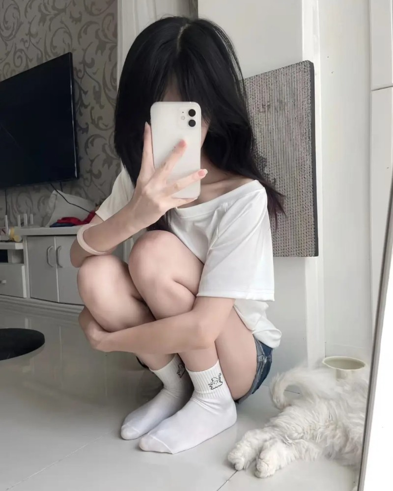 ảnh chụp trước gương che mặt nữ 36