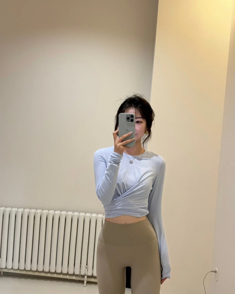 ảnh chụp trước gương che mặt nữ 8
