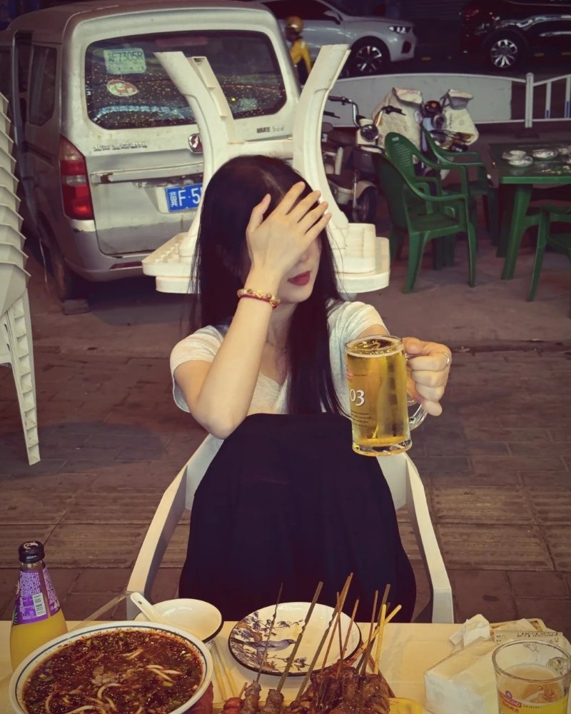 ảnh con gái uống bia​