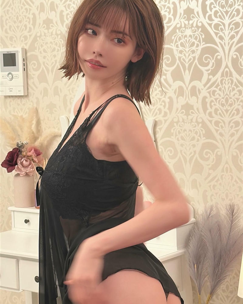 Fukada Eimi pose tự tin và gợi cảm