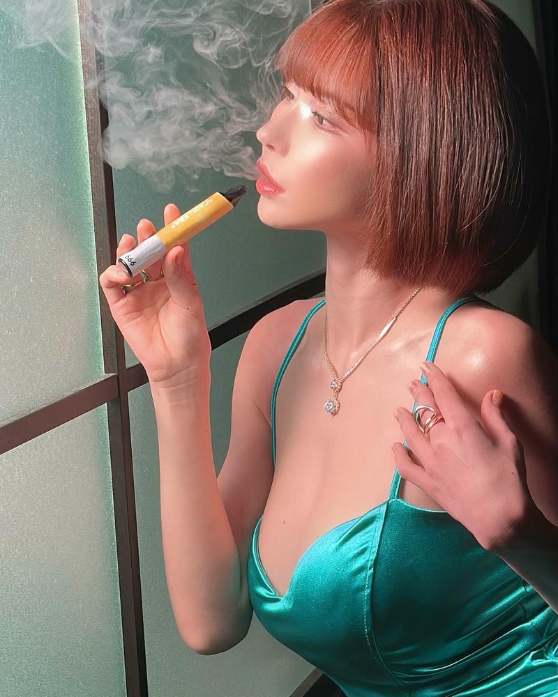 Ảnh Eimi Fukada mặc áo sơ mi trắng tinh khôi