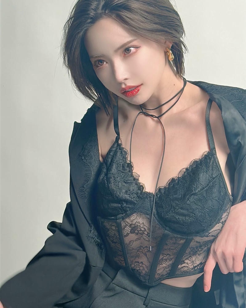 Ảnh Eimi Fukada mặc quần jeans ôm sát