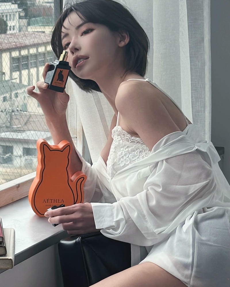 Ảnh Eimi Fukada áo hoodie ấm áp