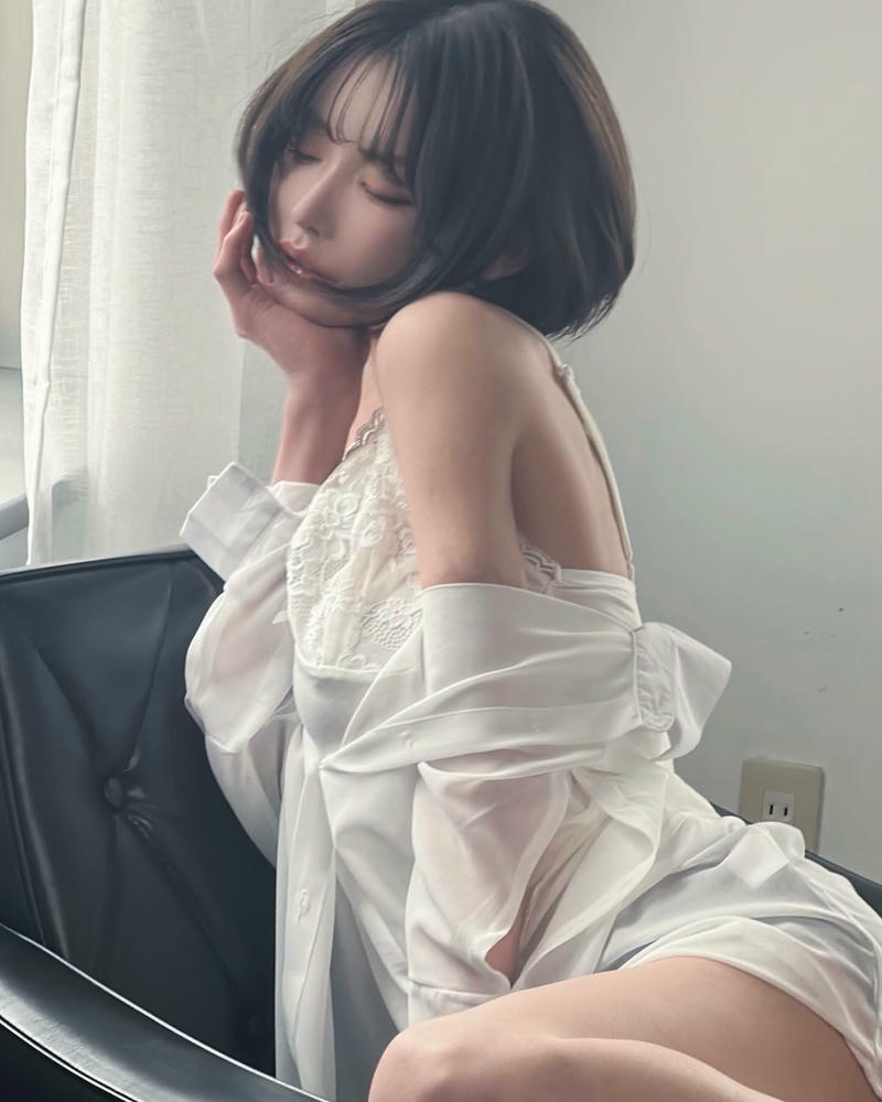 Fukada Eimi trong set đồ lót ren đen