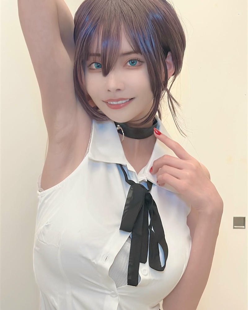 Ảnh Eimi Fukada mặc váy dự tiệc sang chảnh