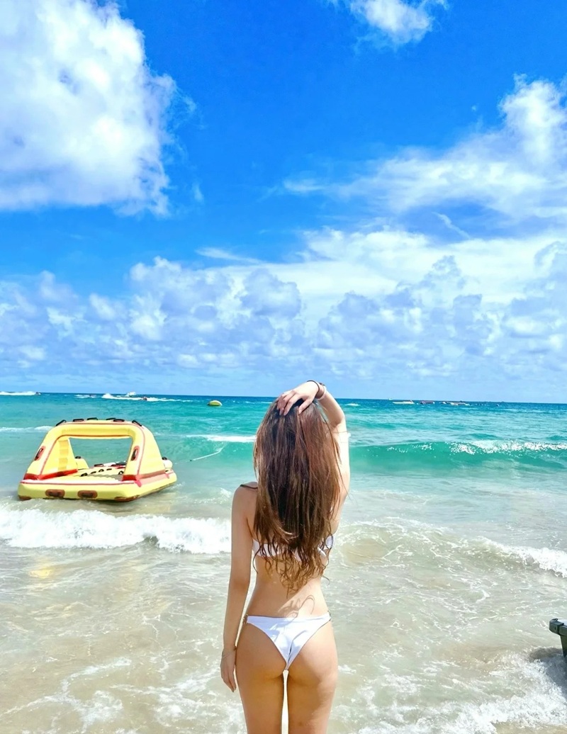 ảnh gái xinh mặc bikini đi biển 10