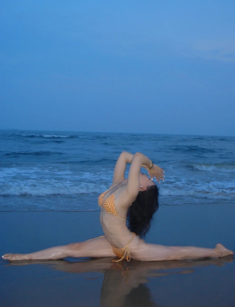 ảnh gái xinh mặc bikini đi biển 16