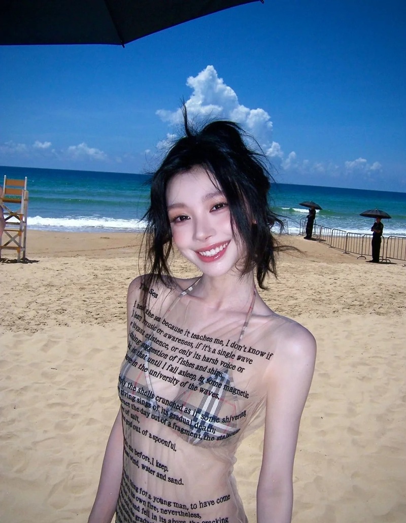 ảnh gái xinh mặc bikini đi biển 20