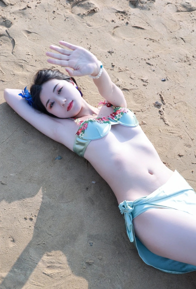 ảnh gái xinh mặc bikini đi biển 24