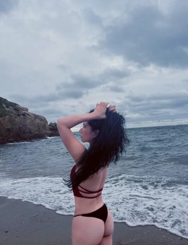 ảnh gái xinh mặc bikini đi biển 4