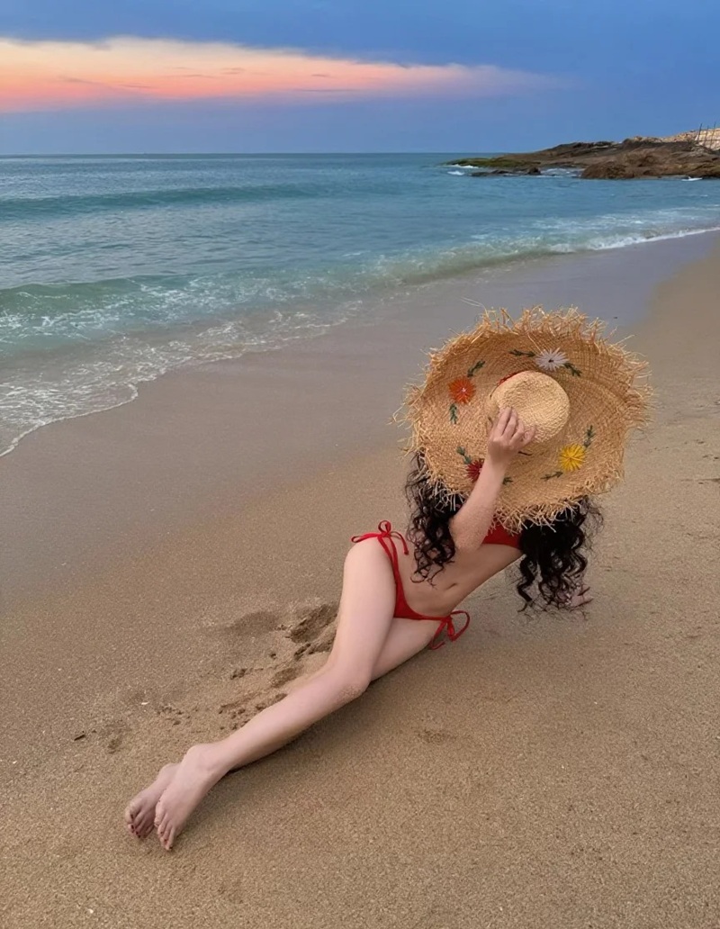 ảnh gái xinh mặc bikini đi biển che mặt