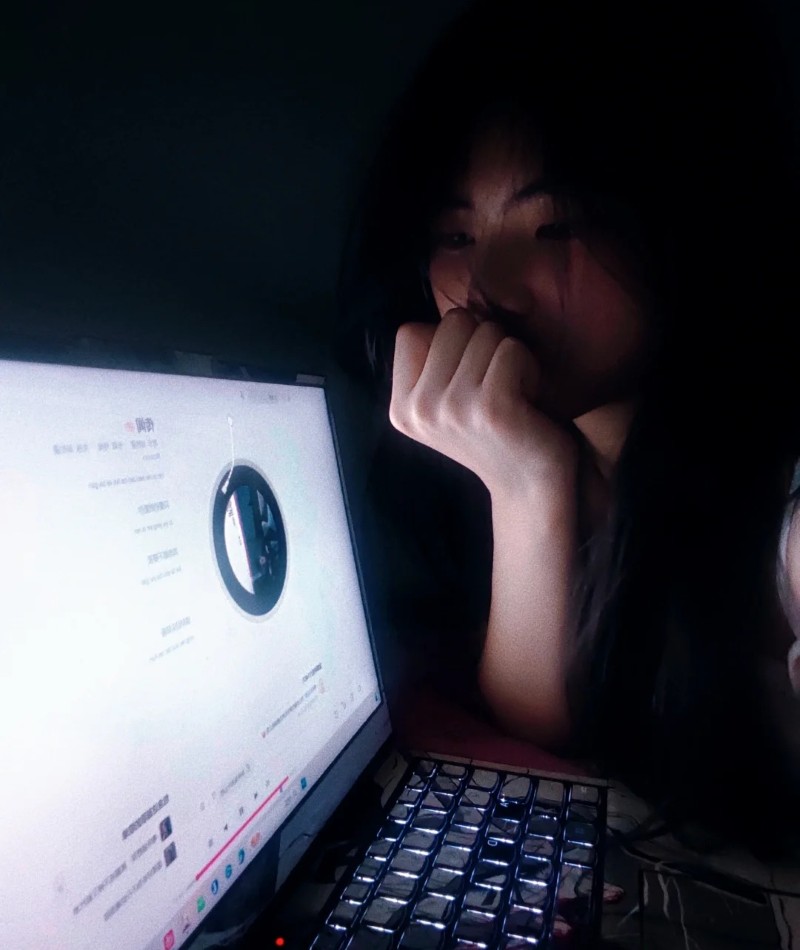 ảnh girl che mặt buồn 17