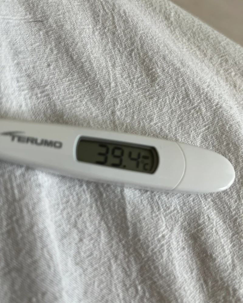 ảnh nhiệt kế sốt 39 độ