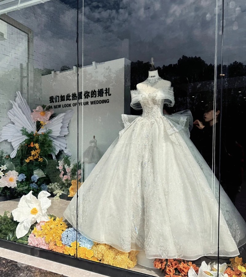 ảnh nhìn váy cưới từ xa