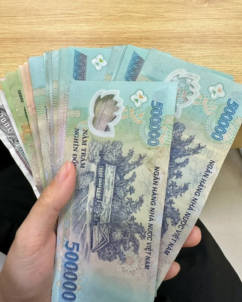 ảnh tay cầm tiền
