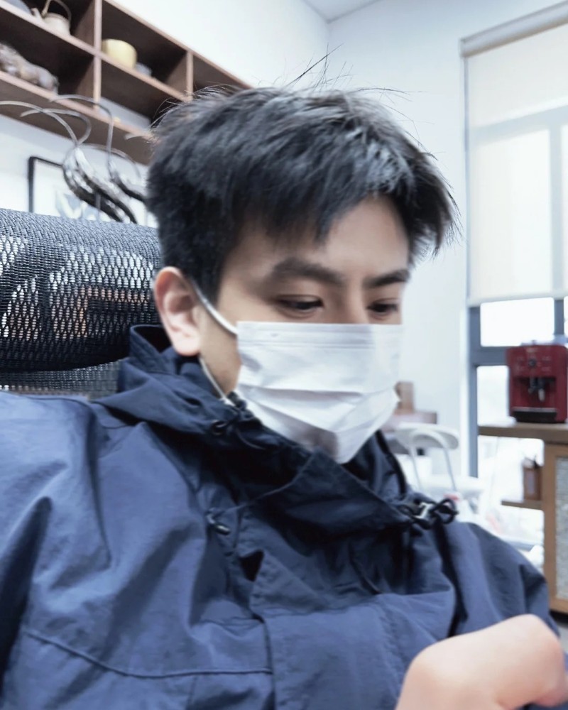 ảnh trai đẹp đeo khẩu trang 21