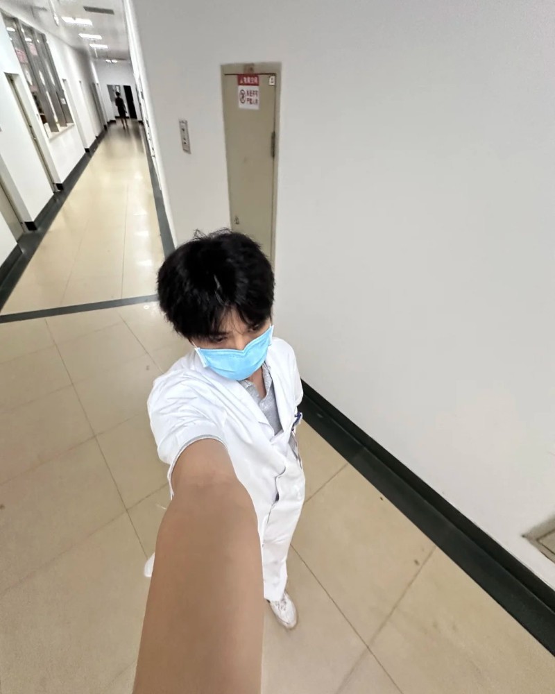 ảnh trai đẹp đeo khẩu trang 22