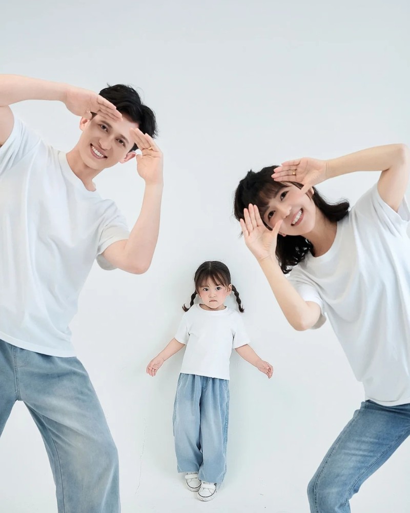 chụp ảnh gia đình 3 người studio