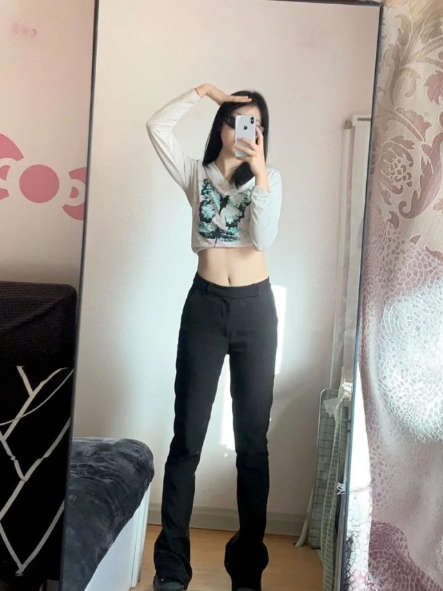 ảnh chụp trước gương che mặt nữ 24