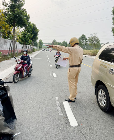 hình ảnh bị công an bắt xe