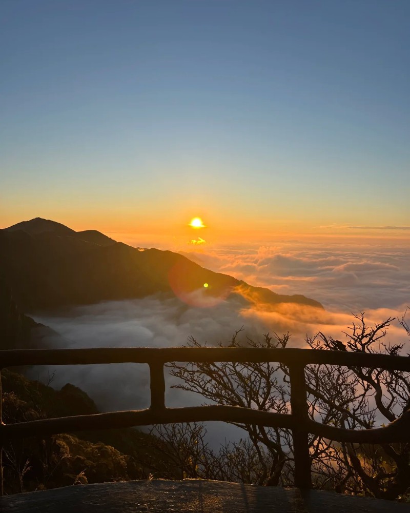 hình ảnh bình minh trên núi