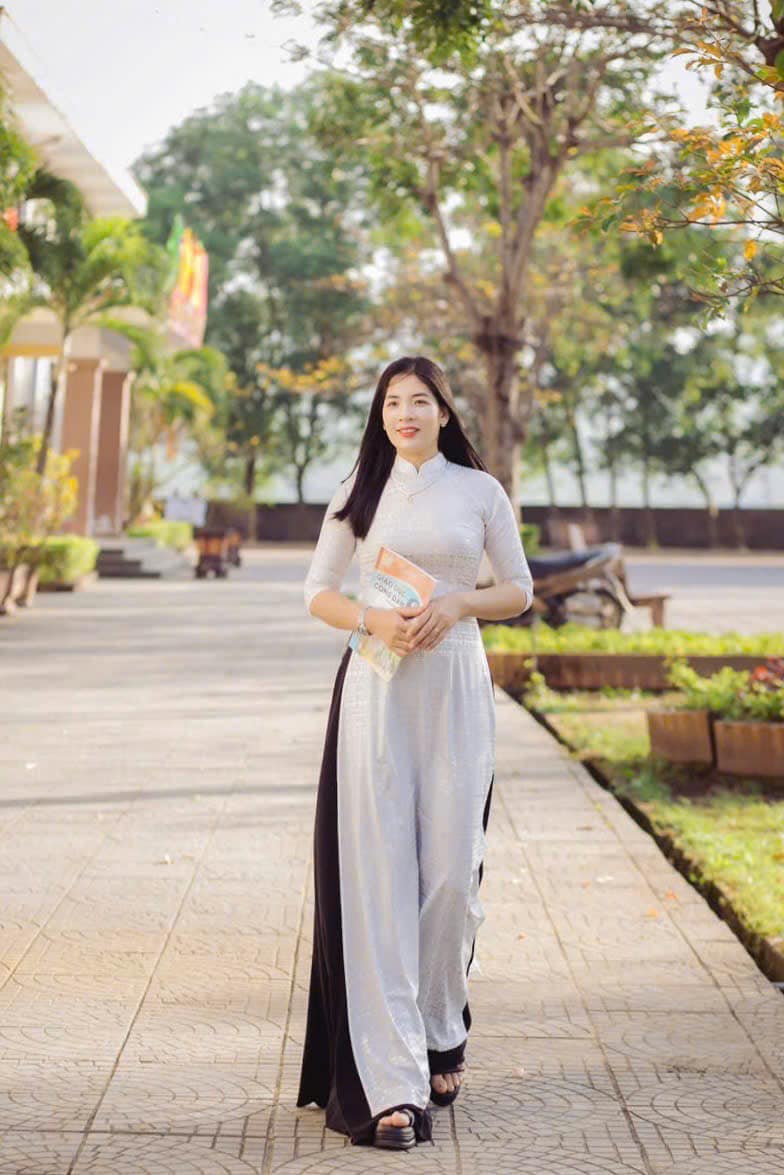 hình ảnh cô giáo mặc áo dài 12