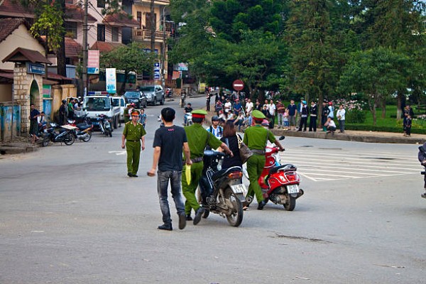 hình ảnh công an bắt xe