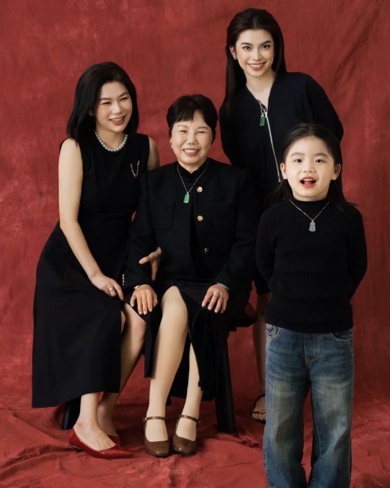 hình ảnh gia đình 4 người 26
