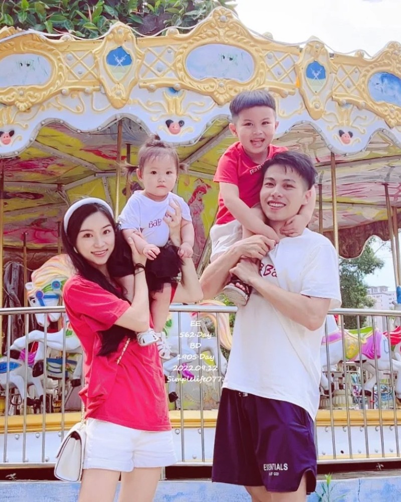 hình ảnh gia đình 4 người hạnh phúc