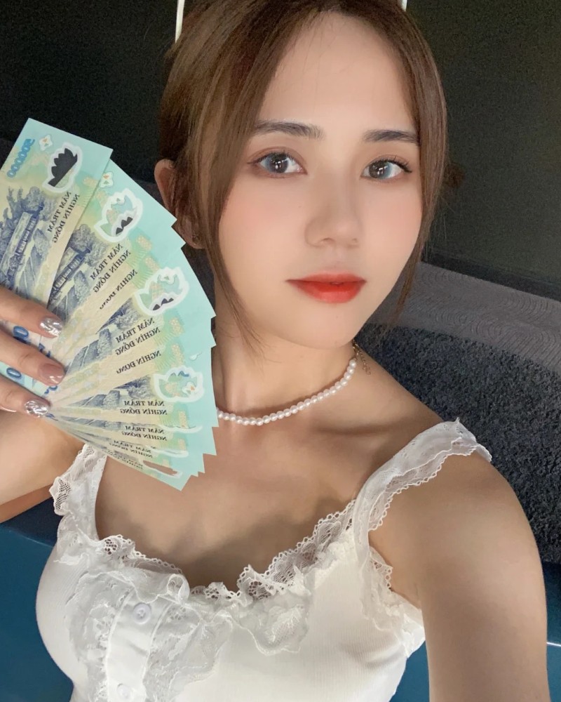 hình ảnh tay cầm tiền 500k