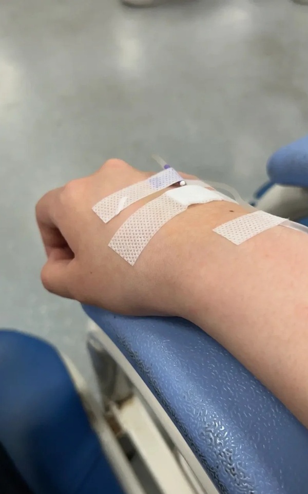 hình ảnh tay đang truyền nước biển