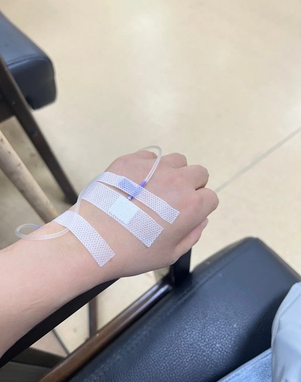 hình ảnh tay truyền nước biển ở bệnh viện