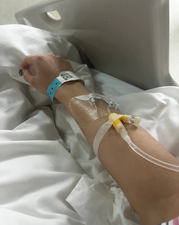 hình ảnh truyền nước biển ở tay con trai