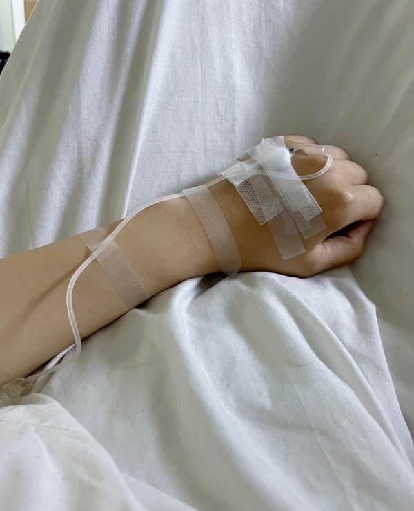 hình ảnh truyền nước biển ở tay