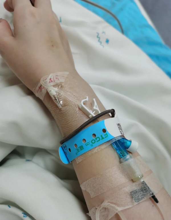 hình ảnh truyền nước biển tại nhà