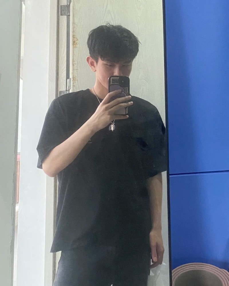 tạo dáng ảnh chụp trước gương nam 18