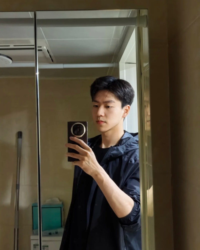 tạo dáng ảnh chụp trước gương nam 22