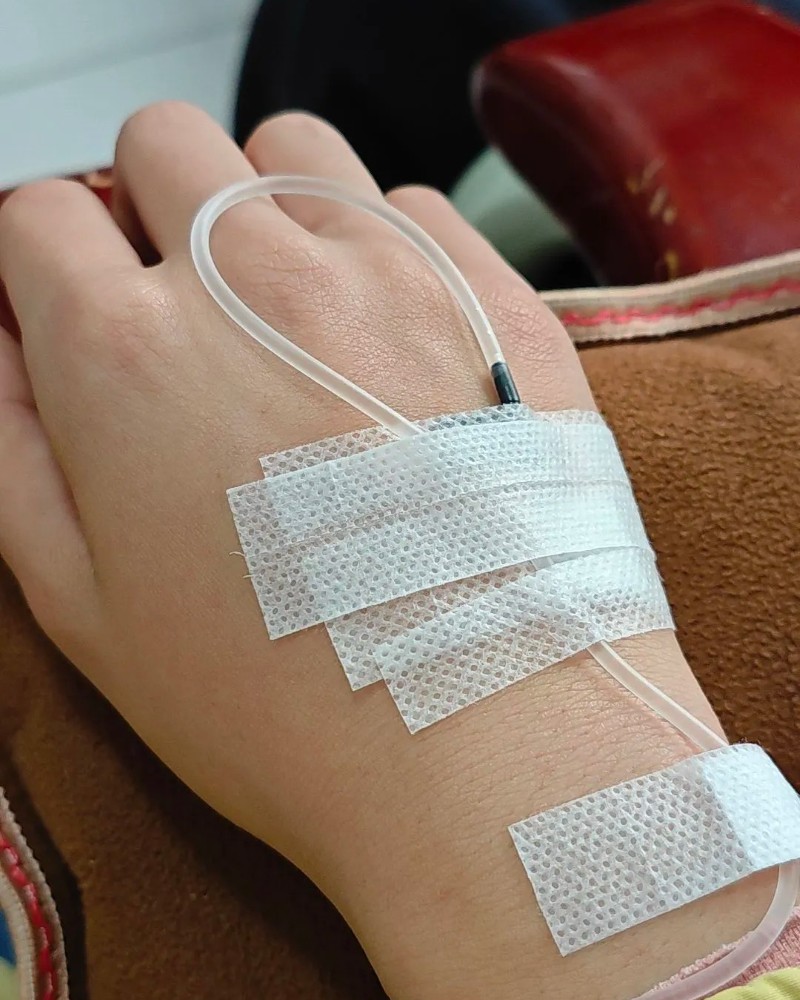 tay truyền nước tại nhà ảnh thật