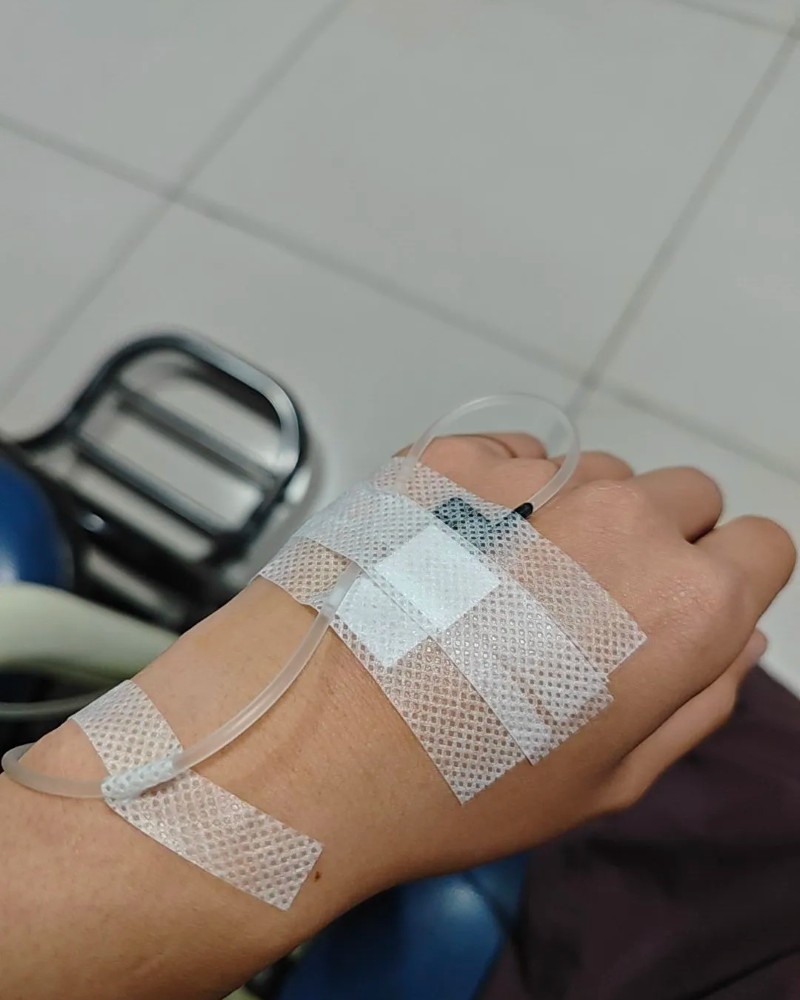 truyền nước tại nhà ảnh thật tự chụp
